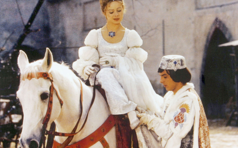 «Drei Haselnüsse für Aschenbrödel» kommt öfter über die Feiertage im Fernsehen: Der Prinz (Pavel Trávnícek) passt Aschenbrödel (Libuse Safránková) den verlorenen Schuh an.  - Foto: -/Degeto/WDR/dpa