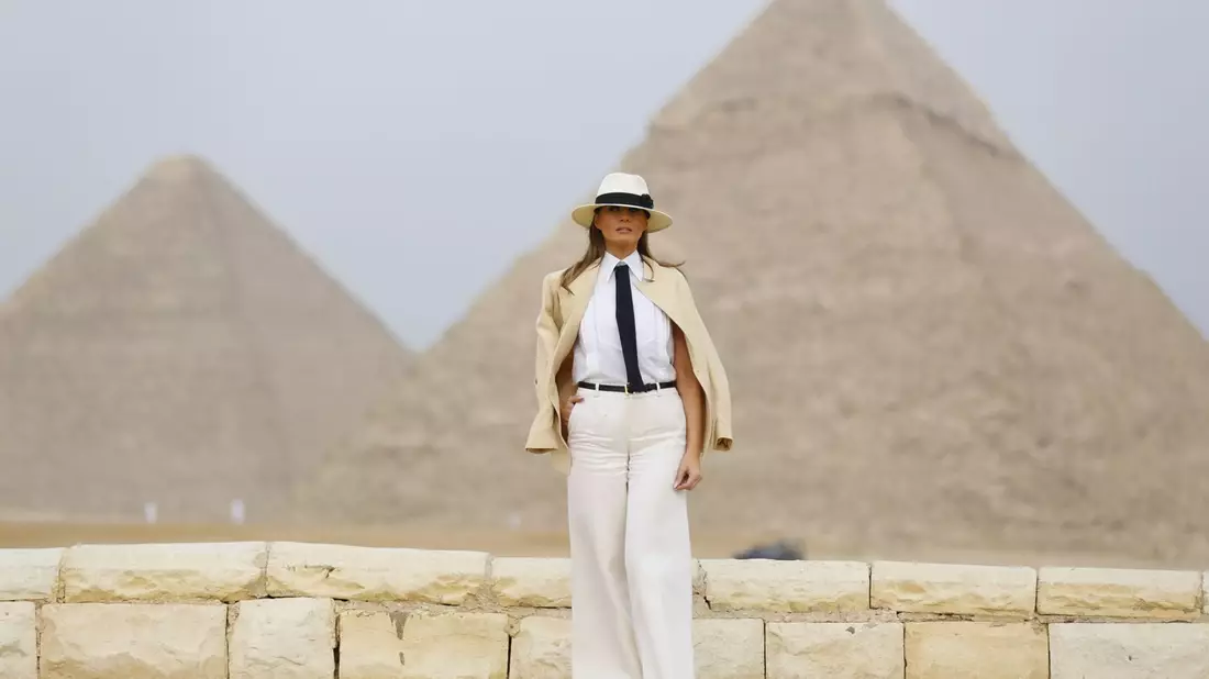 Eine Solo-Afrika-Reise der damaligen First Lady blieb eher als Bilderstrecke verschiedener Outfits in Erinnerung. (Archivbild) - Bild: -/dpa