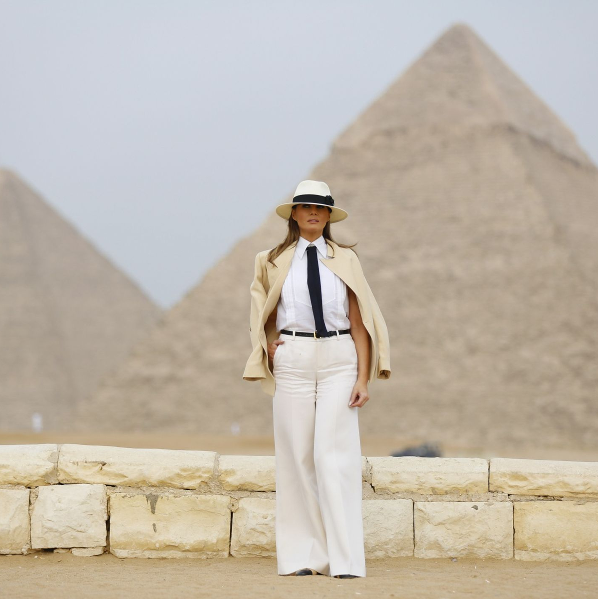 Eine Solo-Afrika-Reise der damaligen First Lady blieb eher als Bilderstrecke verschiedener Outfits in Erinnerung. (Archivbild) - Foto: -/dpa
