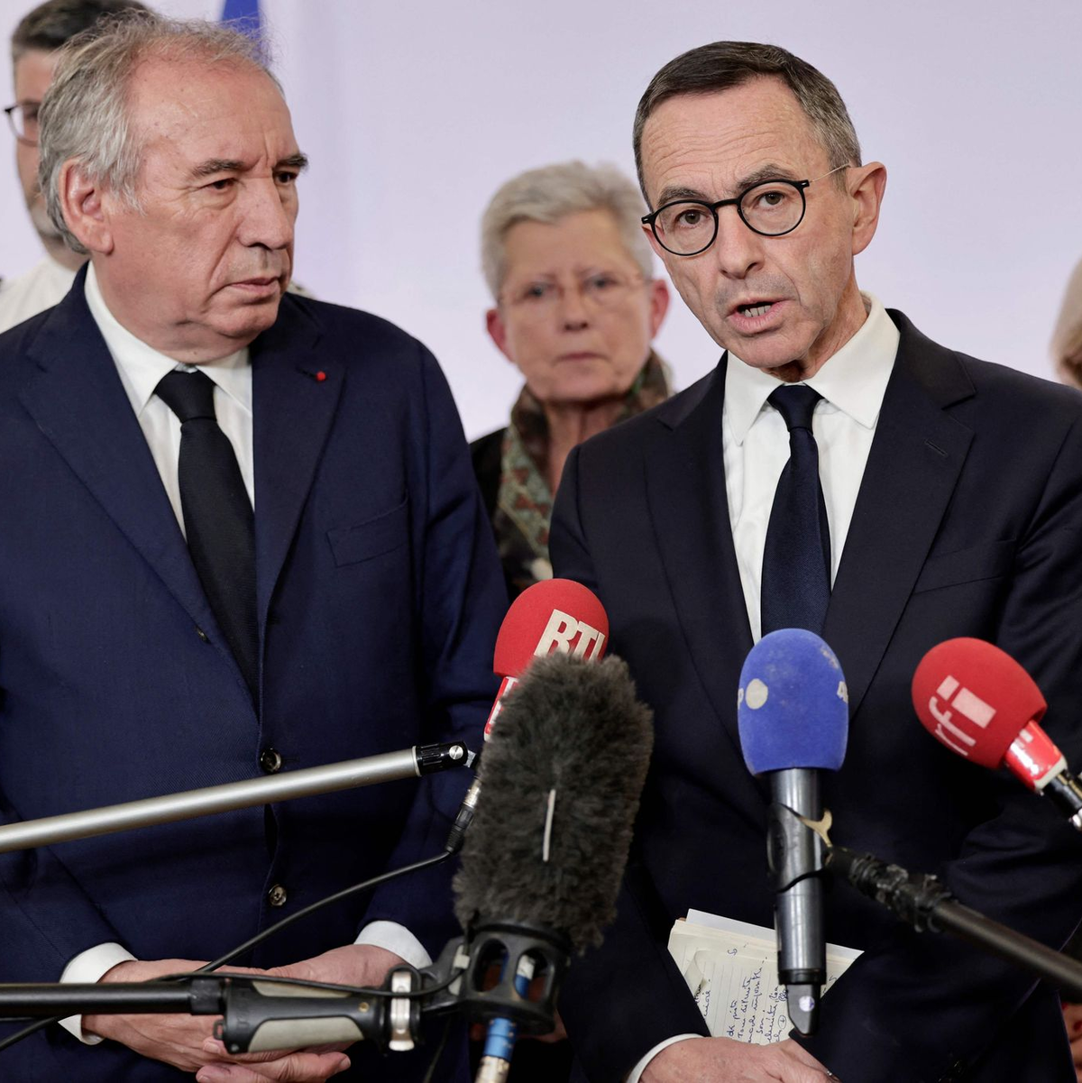 Es gebe Tote, sagte Frankreichs geschäftsführender Innenminister Bruno Retailleau (rechts), doch wie viele es sind, könne man noch nicht sagen. - Foto: Stephane De Sakutin/AFP/dpa