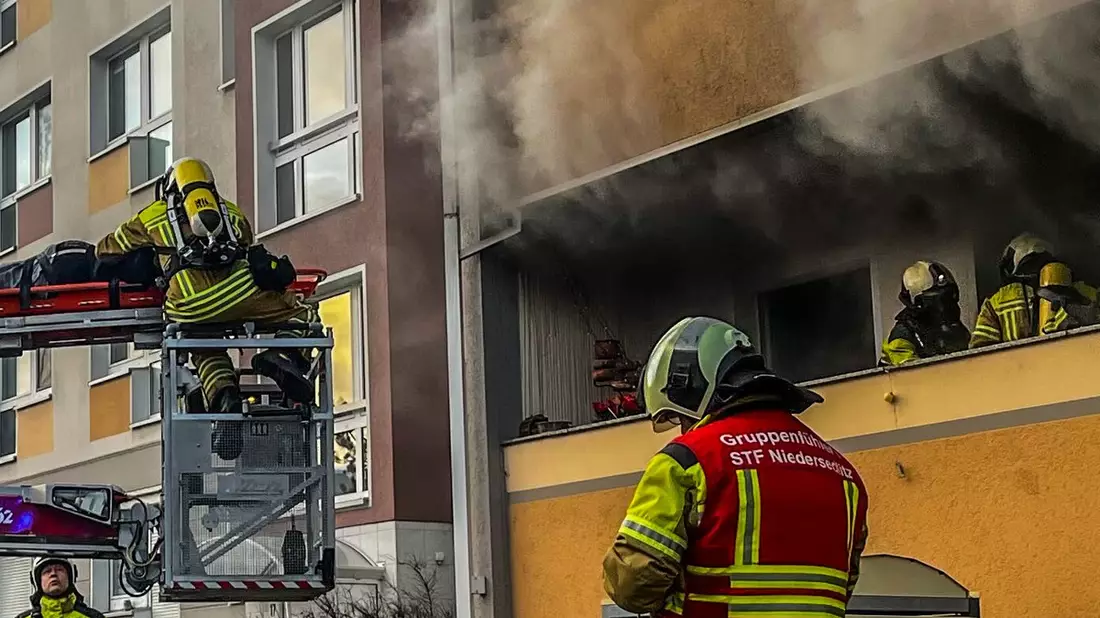 FW Dresden: Wohnungsbrand: Eine schwer verletzte Person gerettet - Bild: presseportal.de
