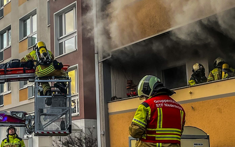 FW Dresden: Wohnungsbrand: Eine schwer verletzte Person gerettet - Foto: presseportal.de