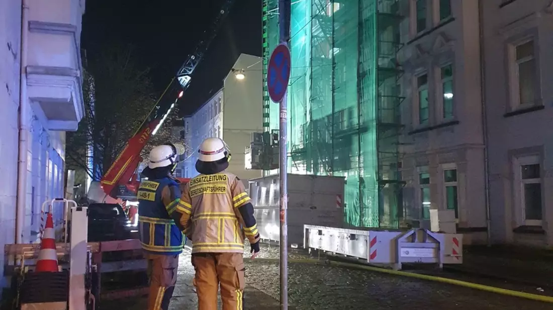 FW Bremerhaven: Dachstuhlbrand im Stadtteil Lehe beschäftigt die Feuerwehr am Sonntagmorgen - Bild: presseportal.de