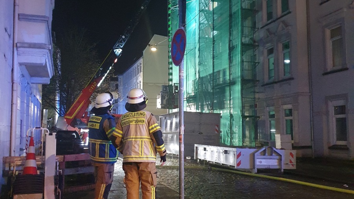 FW Bremerhaven: Dachstuhlbrand im Stadtteil Lehe beschäftigt die Feuerwehr am Sonntagmorgen - Foto: presseportal.de