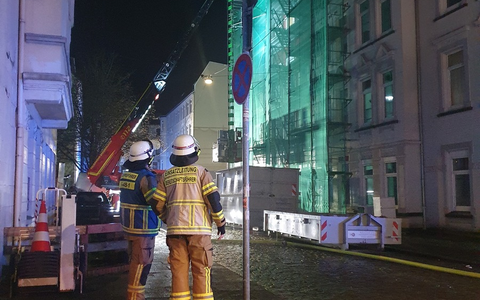 FW Bremerhaven: Dachstuhlbrand im Stadtteil Lehe beschäftigt die Feuerwehr am Sonntagmorgen - Foto: presseportal.de