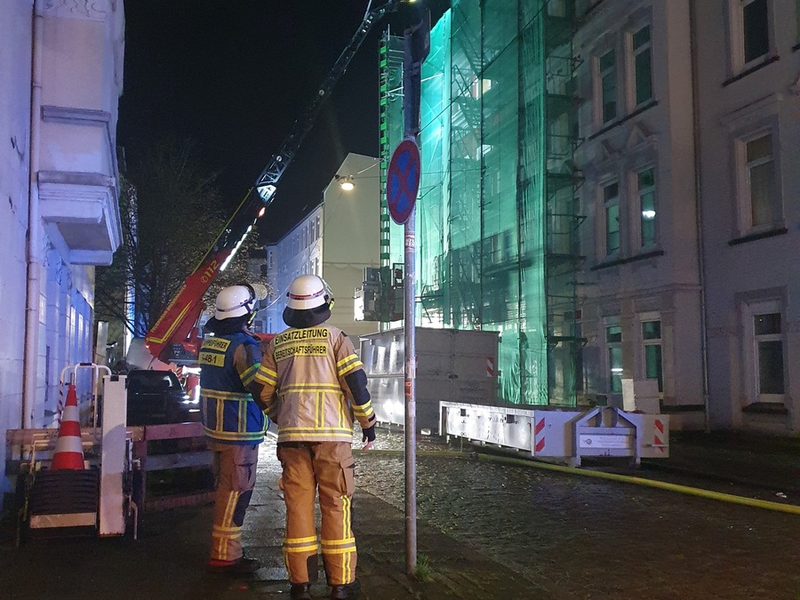 FW Bremerhaven: Dachstuhlbrand im Stadtteil Lehe beschäftigt die Feuerwehr am Sonntagmorgen - Foto: presseportal.de