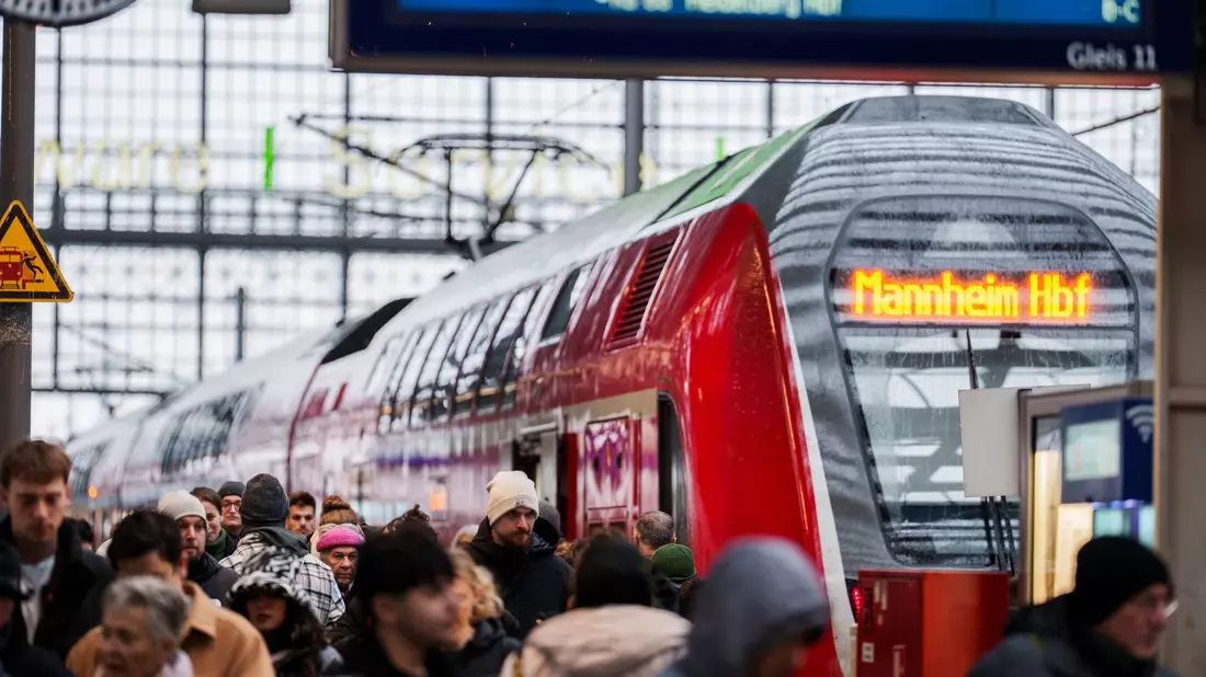 Alle Züge waren wieder über die Hauptstrecke - letzte Einschränkungen sollen zum 24. Dezember auslaufen. - Bild: Andreas Arnold/dpa