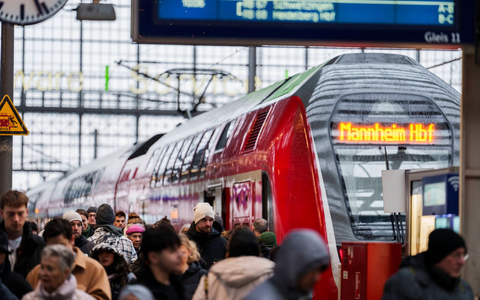 Alle Züge waren wieder über die Hauptstrecke - letzte Einschränkungen sollen zum 24. Dezember auslaufen. - Foto: Andreas Arnold/dpa