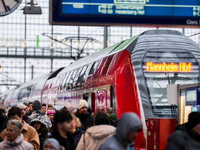 Alle Züge waren wieder über die Hauptstrecke - letzte Einschränkungen sollen zum 24. Dezember auslaufen. - Foto: Andreas Arnold/dpa