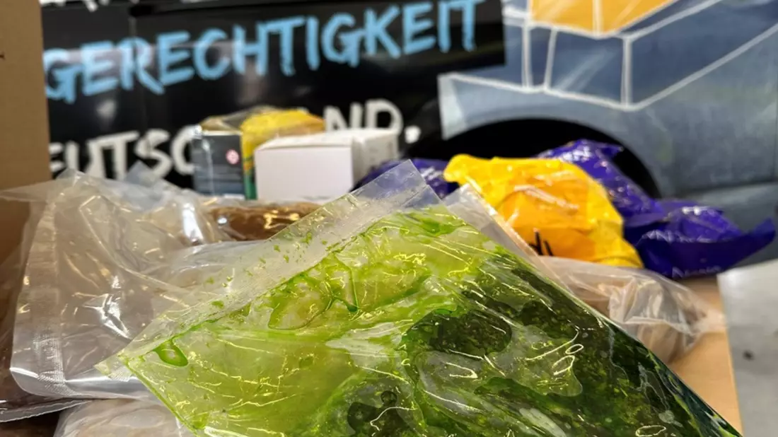 HZA-K: Zoll kontrolliert Shisha-Bars in Köln und wird überall fündig / mehr als 300 Behältnisse mit Wasserpfeifentabak sichergestellt - Bild: presseportal.de
