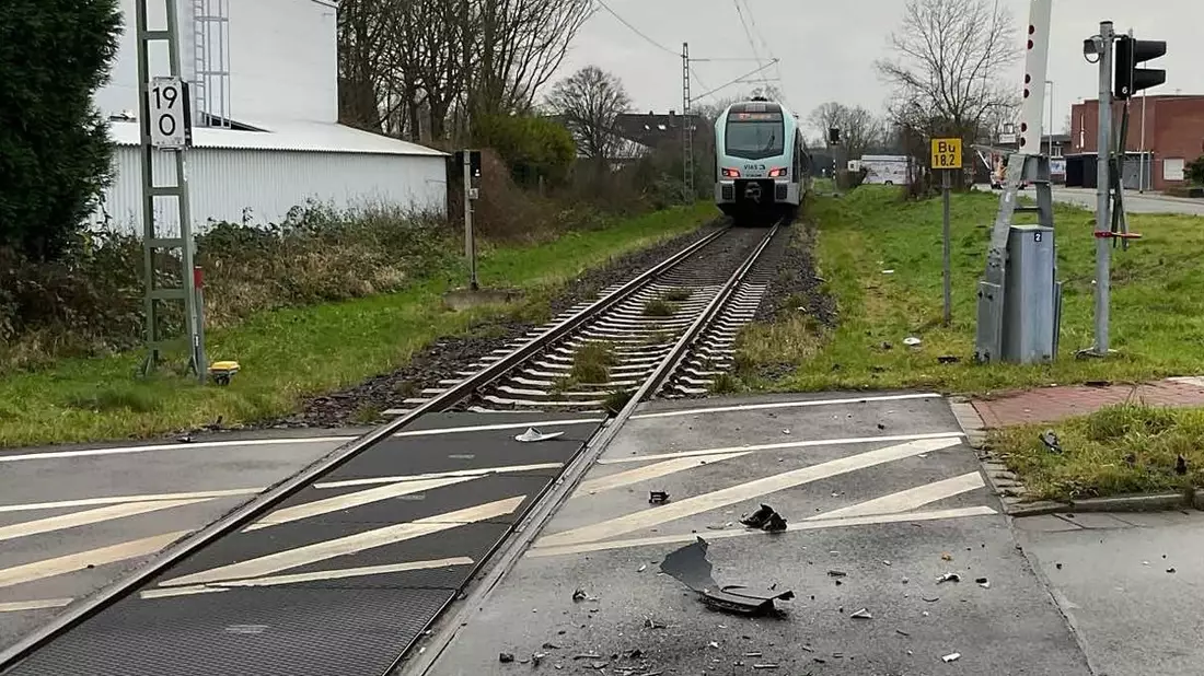 FW Bocholt: Verkehrsunfall mit Zug und PKW - Bild: presseportal.de