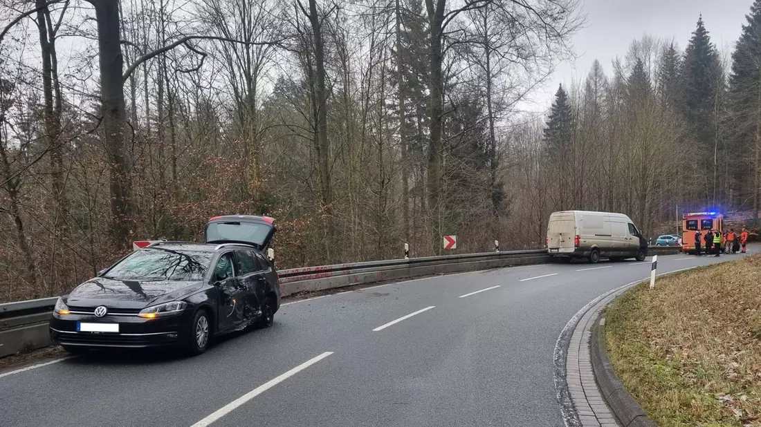 POL-HOL: Lieferwagenfahrer unterschätzt Geschwindigkeit im Kurvenbereich - Bild: presseportal.de