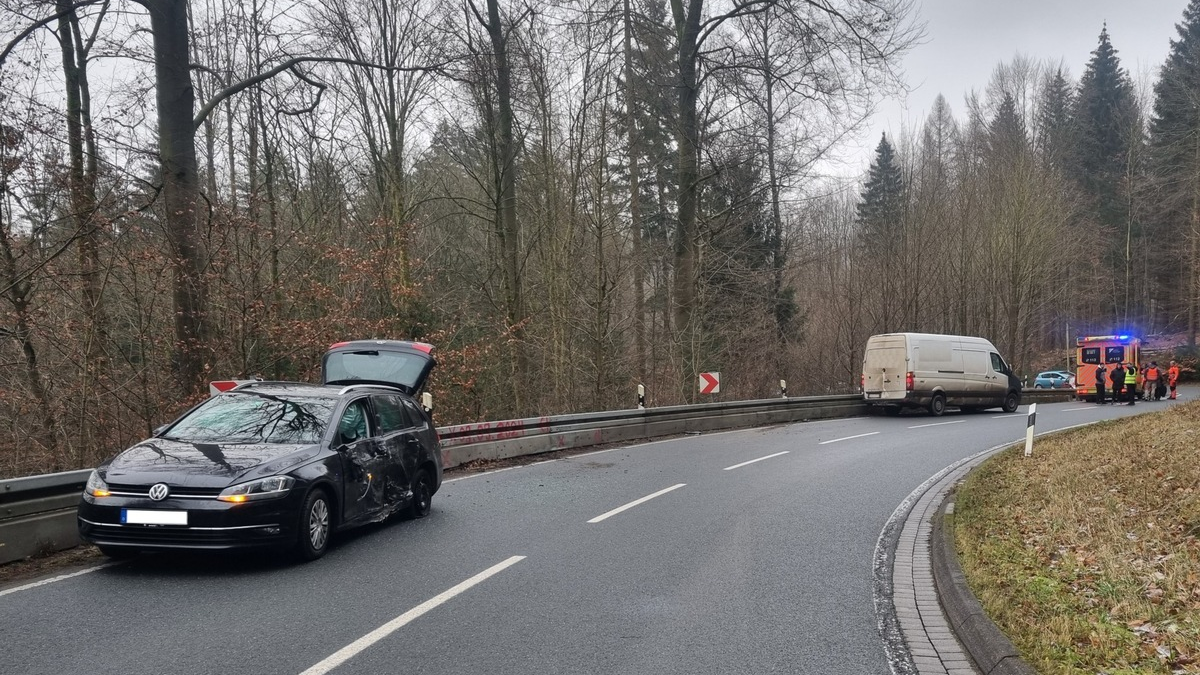 POL-HOL: Lieferwagenfahrer unterschätzt Geschwindigkeit im Kurvenbereich - Foto: presseportal.de