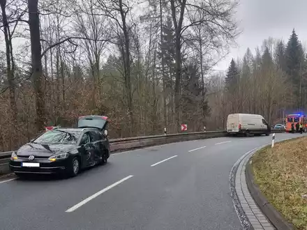 POL-HOL: Lieferwagenfahrer unterschätzt Geschwindigkeit im Kurvenbereich - Foto: presseportal.de