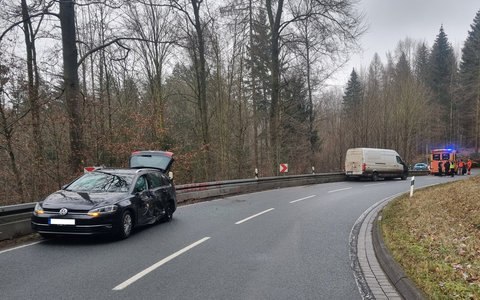 POL-HOL: Lieferwagenfahrer unterschätzt Geschwindigkeit im Kurvenbereich - Foto: presseportal.de