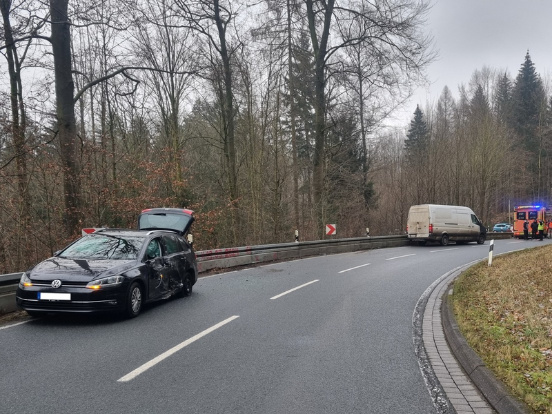 POL-HOL: Lieferwagenfahrer unterschätzt Geschwindigkeit im Kurvenbereich - Foto: presseportal.de
