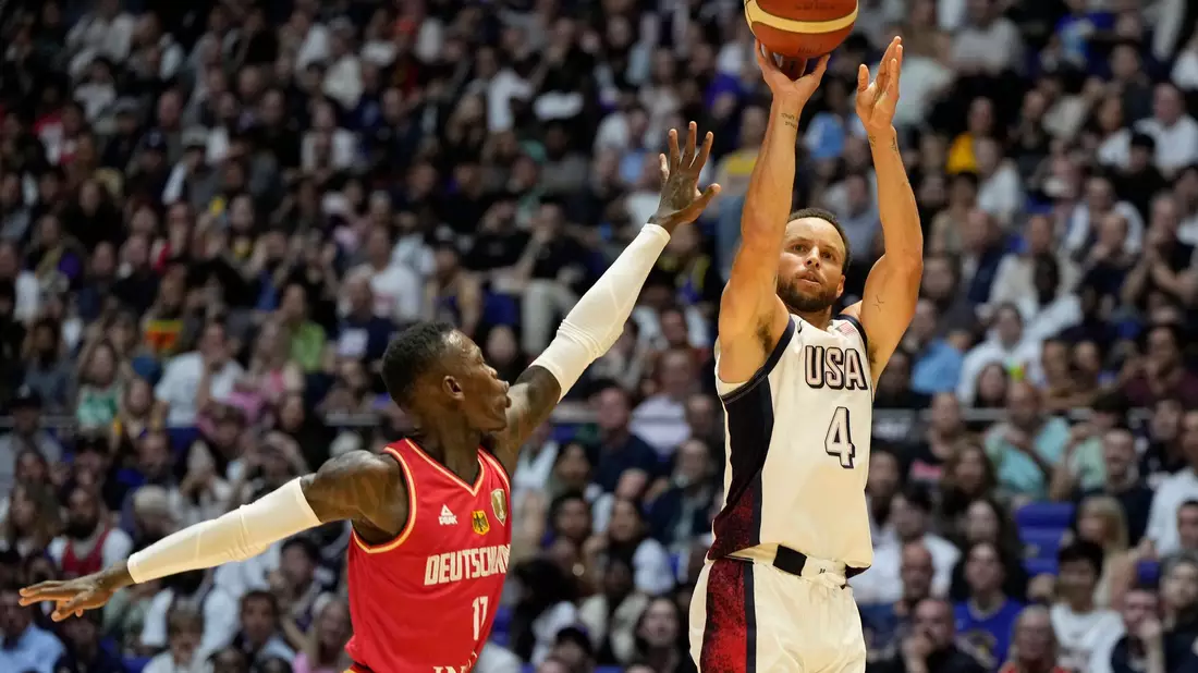 Damals Gegner, jetzt Kollegen: Schröder und Curry. - Bild: Alastair Grant/AP