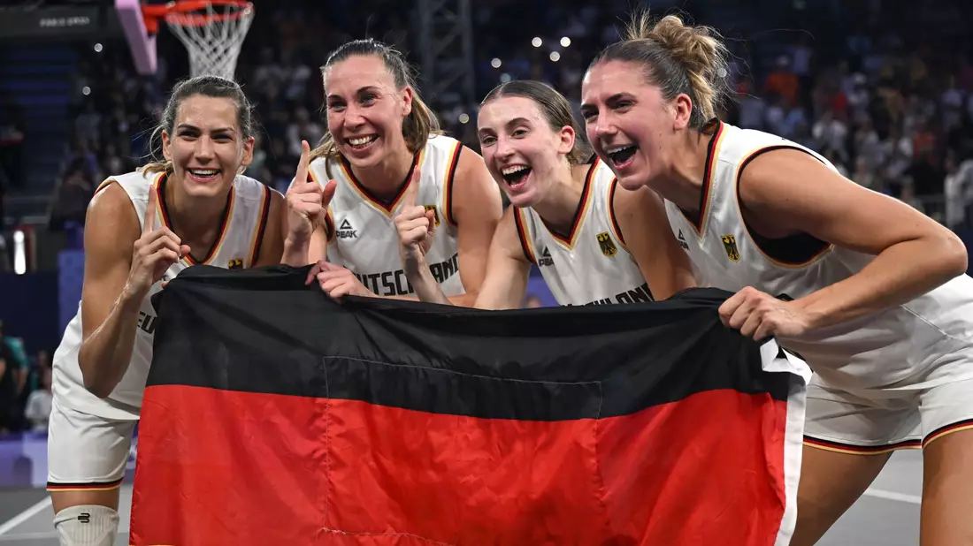 In Paris siegten sie knapp, in Baden-Baden mit großem Vorsprung: Die 3x3-Basketballerinnen Sonja Greinacher, Svenja Brunckhorst, Elisa Mevius und Marie Reichert (von links). - Bild: Sina Schuldt/dpa