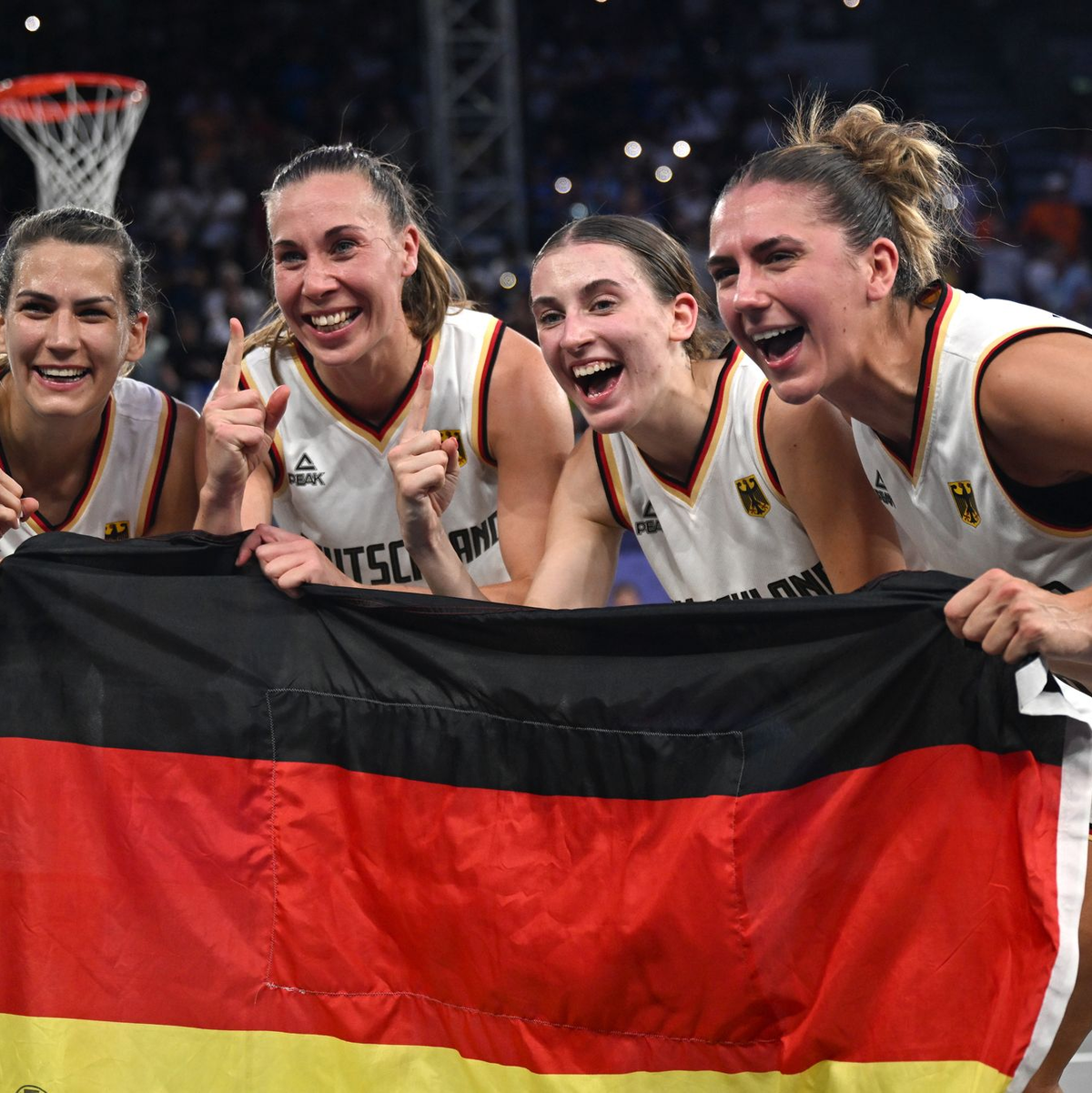 In Paris siegten sie knapp, in Baden-Baden mit großem Vorsprung: Die 3x3-Basketballerinnen Sonja Greinacher, Svenja Brunckhorst, Elisa Mevius und Marie Reichert (von links). - Foto: Sina Schuldt/dpa