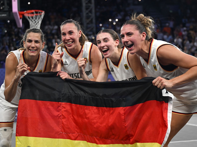 In Paris siegten sie knapp, in Baden-Baden mit großem Vorsprung: Die 3x3-Basketballerinnen Sonja Greinacher, Svenja Brunckhorst, Elisa Mevius und Marie Reichert (von links). - Foto: Sina Schuldt/dpa