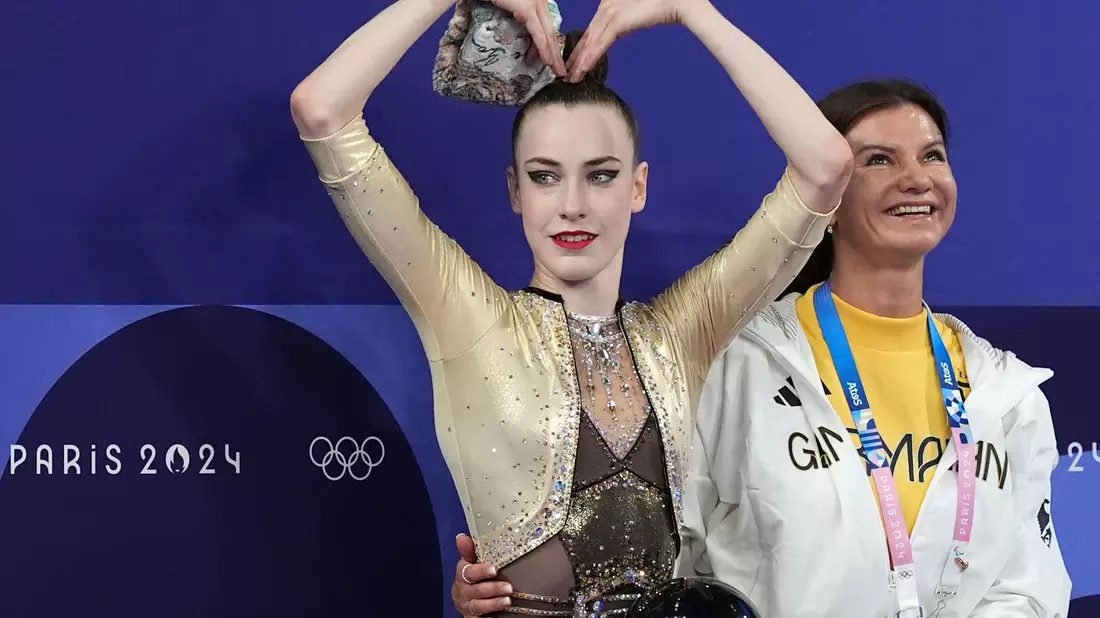 Darja Varfolomeev (l) darf sich mit Trainerin Julija Raskina nach Olympia-Gold auch über die Ehrung zur «Sportlerin des Jahres» freuen. - Bild: Marcus Brandt/dpa