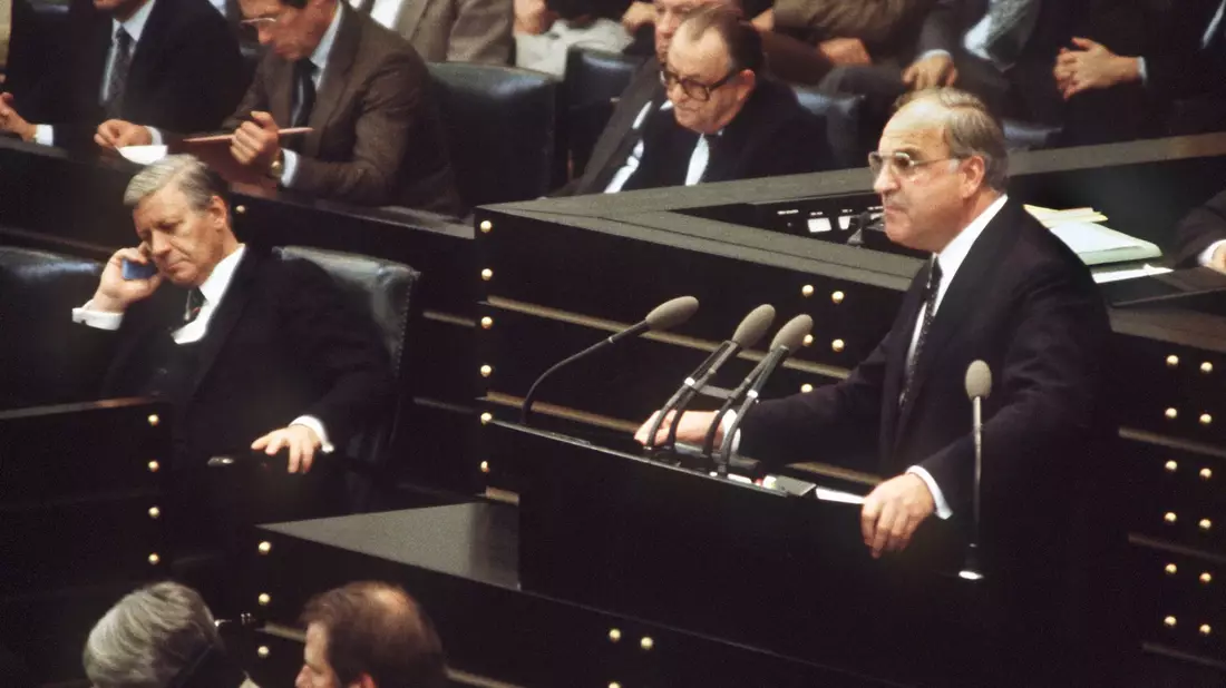 Das Parlament spricht Schmidt (l) das Vertrauen ab und wählt Kohl (r) zum Kanzler. (Archivbild) - Bild: picture alliance / dpa