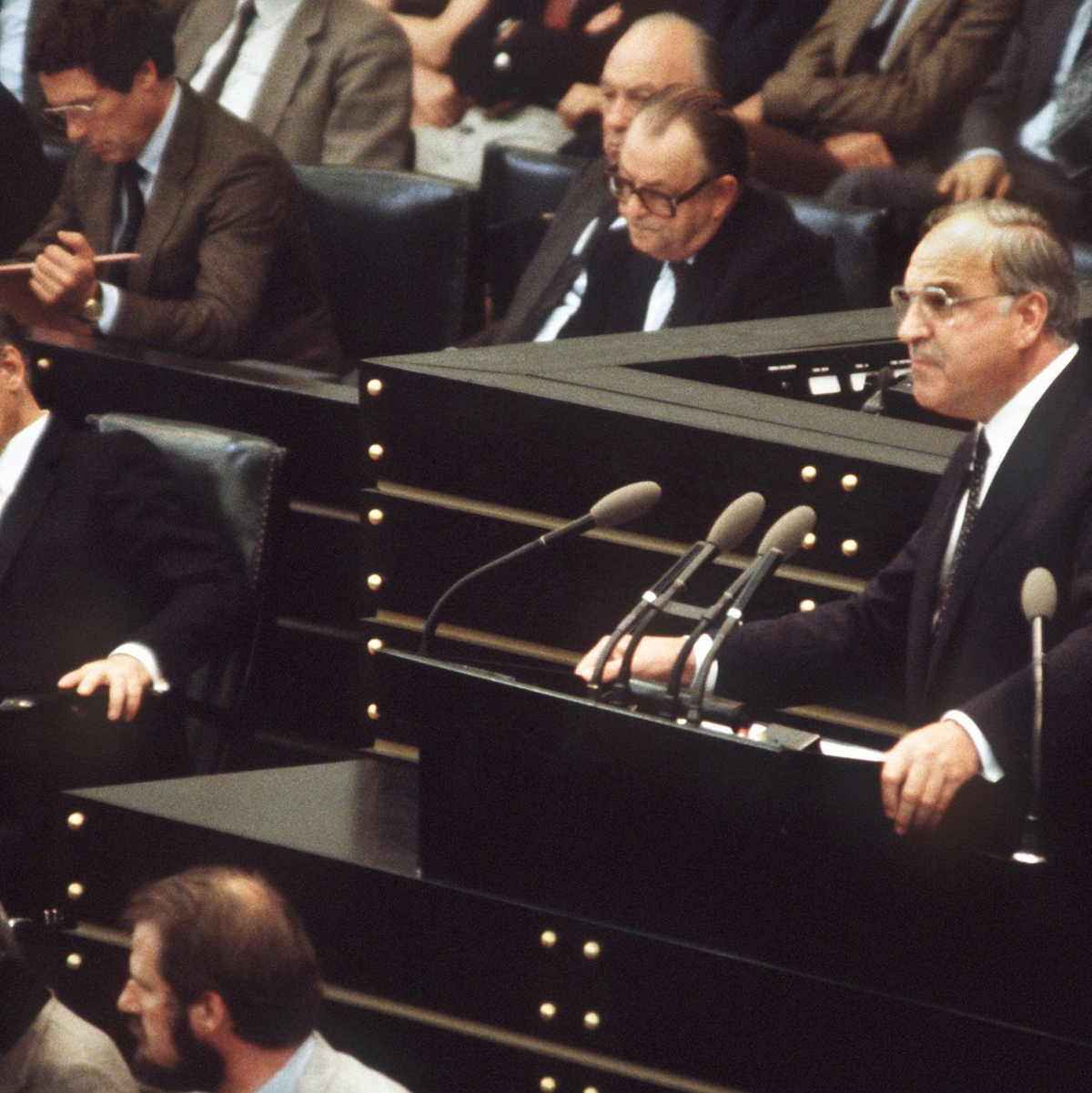 Das Parlament spricht Schmidt (l) das Vertrauen ab und wählt Kohl (r) zum Kanzler. (Archivbild) - Foto: picture alliance / dpa