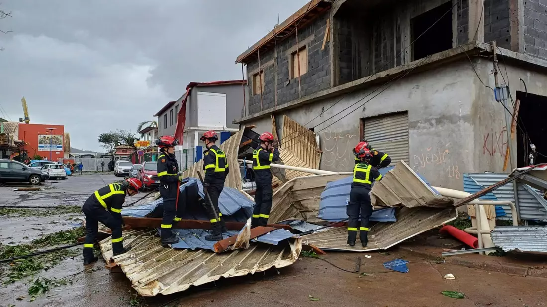 Überall auf Mayotte laufen Aufräumarbeiten.  - Bild: UIISC7/Securite civilevia AP/dpa