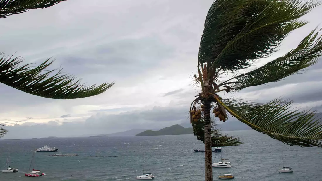 Die Sturmböen fegten mit einer Geschwindigkeit von mehr als 220 Kilometern pro Stunde über Mayotte.  - Bild: Uncredited/Etat Major des Armées via AP/dpa
