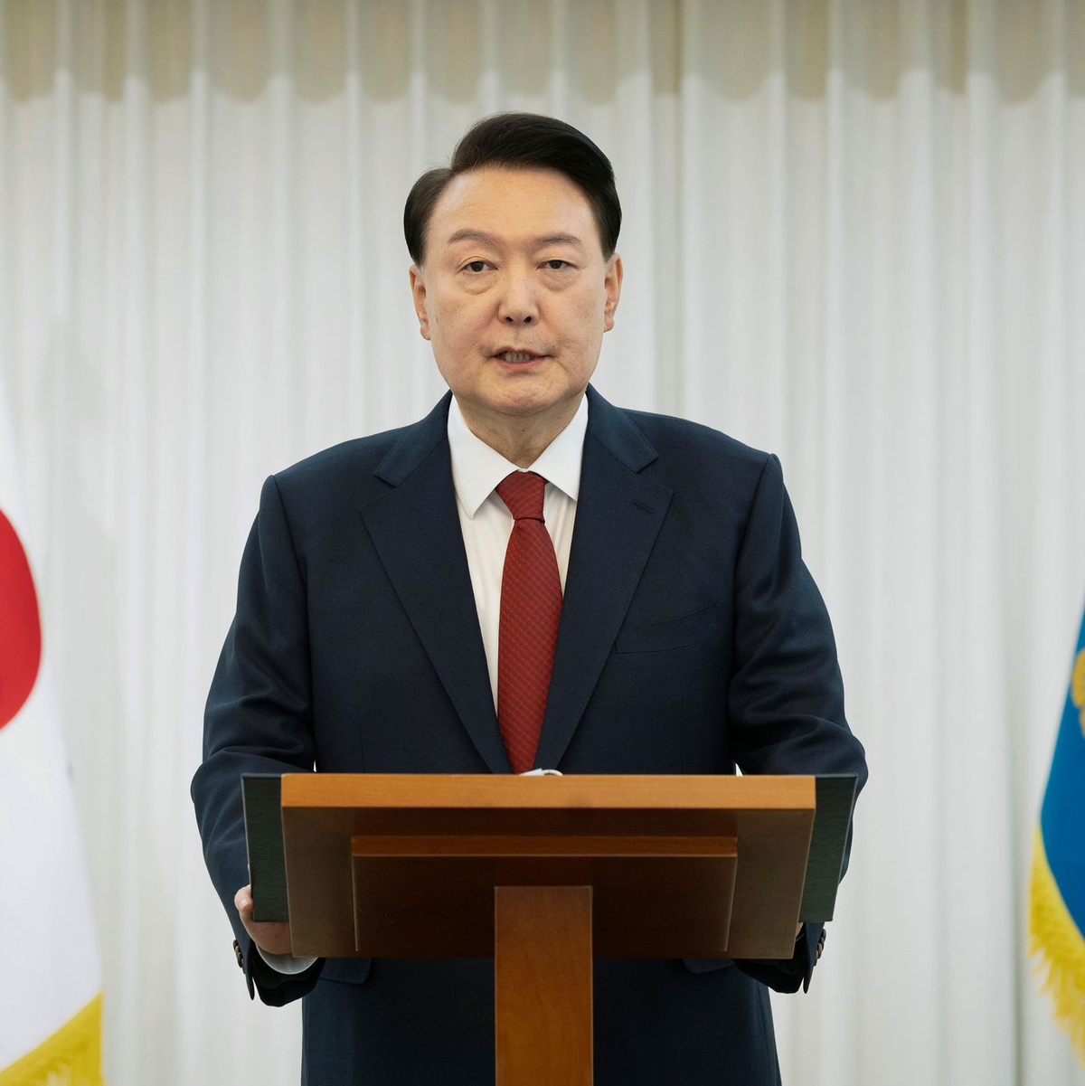 Die Ermittler griffen zu dem Schritt, weil Yoon drei Vorladungen der Strafverfolgungsbehörden ignoriert hatte. (Archivbild) - Foto: Uncredited/South Korean President Office via Yonhap/AP/dpa