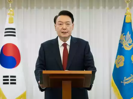 Die Ermittler griffen zu dem Schritt, weil Yoon drei Vorladungen der Strafverfolgungsbehörden ignoriert hatte. (Archivbild)   - Foto: Uncredited/South Korean President Office via Yonhap/AP/dpa