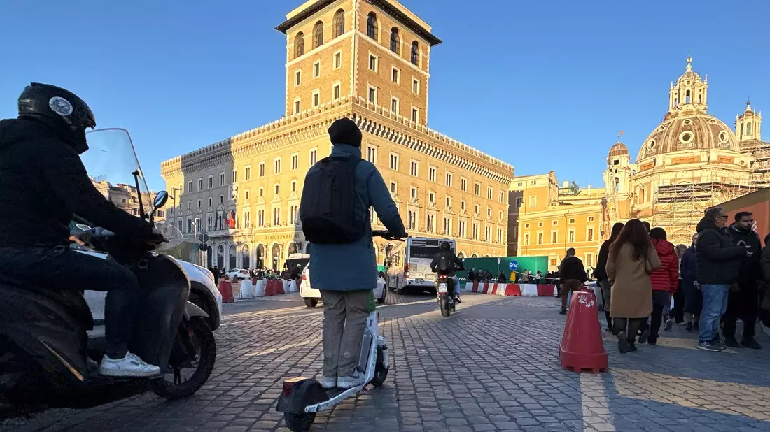 In Italien nicht mehr erlaubt: E-Scooter fahren ohne Helm (Archivfoto). - Bild: Christoph Sator/dpa
