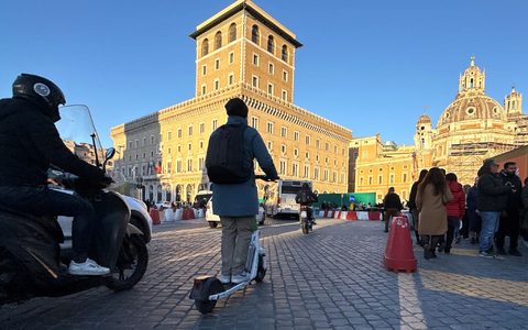 In Italien nicht mehr erlaubt: E-Scooter fahren ohne Helm (Archivfoto). - Foto: Christoph Sator/dpa