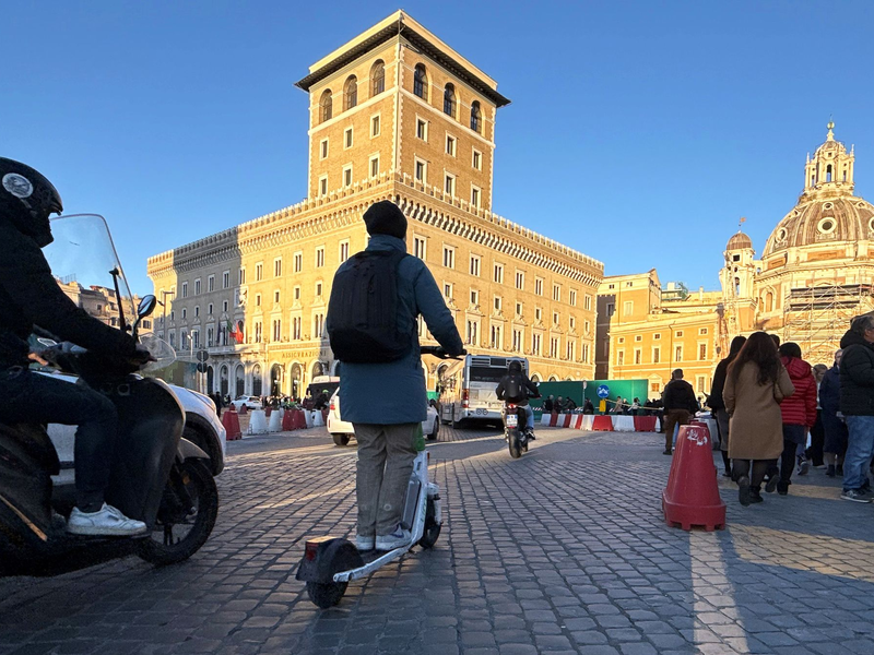 In Italien nicht mehr erlaubt: E-Scooter fahren ohne Helm (Archivfoto). - Foto: Christoph Sator/dpa
