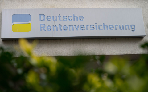 Ein Rentner blickt in sein Portemonnaie.  - Foto: Alicia Windzio/dpa