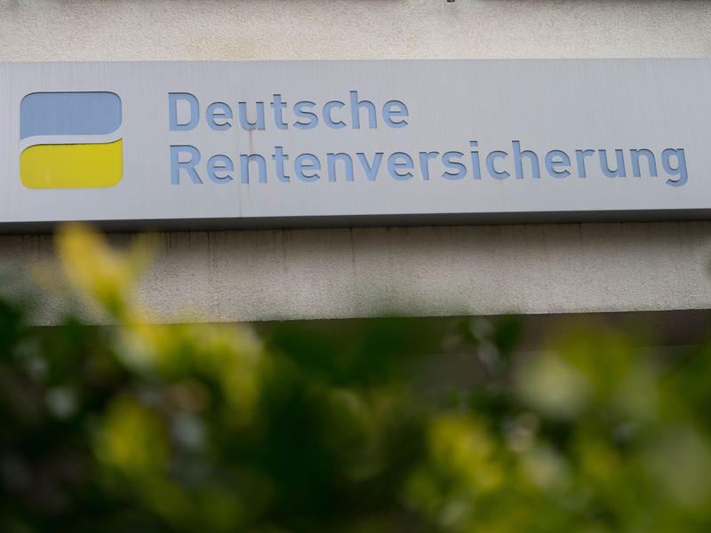 Ein Rentner blickt in sein Portemonnaie.  - Foto: Alicia Windzio/dpa