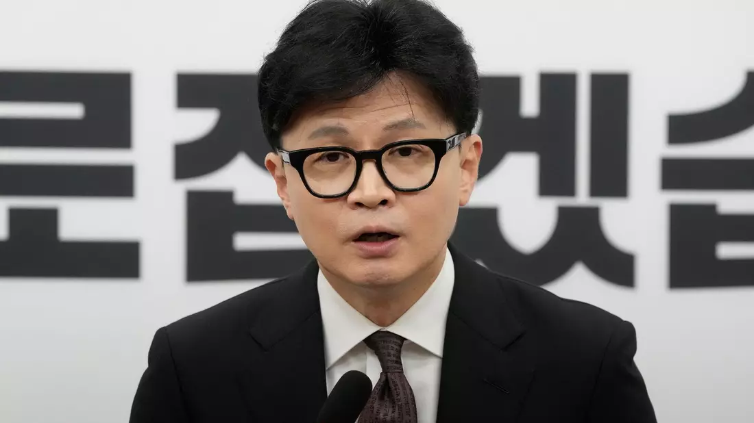 Der Vorsitzende der regierenden Volksmachtpartei Südkoreas, Han Dong-hun, ist zurückgetreten.  - Bild: Ahn Young-joon/AP/dpa
