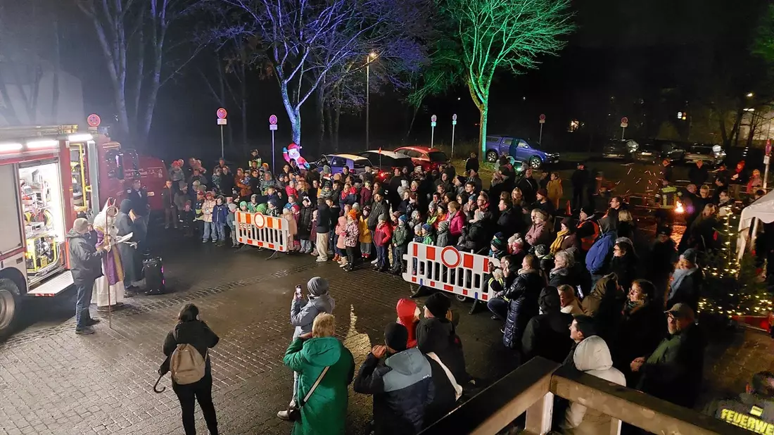 FW-AR: Löschzug Oeventrop begeistert beim lebendigen Adventskalender - Bild: presseportal.de