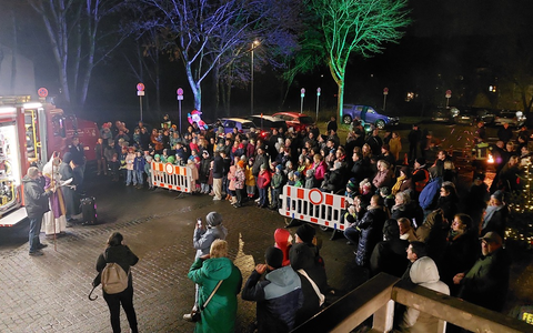 FW-AR: Löschzug Oeventrop begeistert beim lebendigen Adventskalender - Foto: presseportal.de