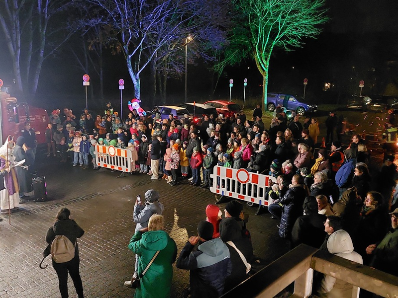 FW-AR: Löschzug Oeventrop begeistert beim lebendigen Adventskalender - Foto: presseportal.de