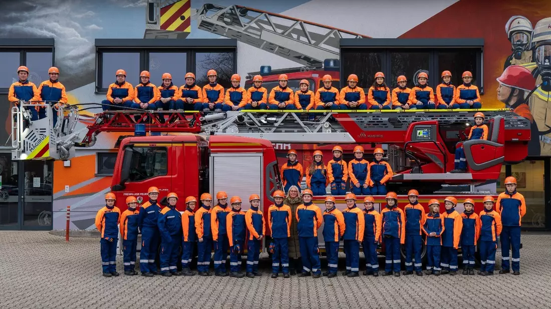 FW-Lohmar: Übergabe neuer Helme an die Jugendfeuerwehr - Bild: presseportal.de
