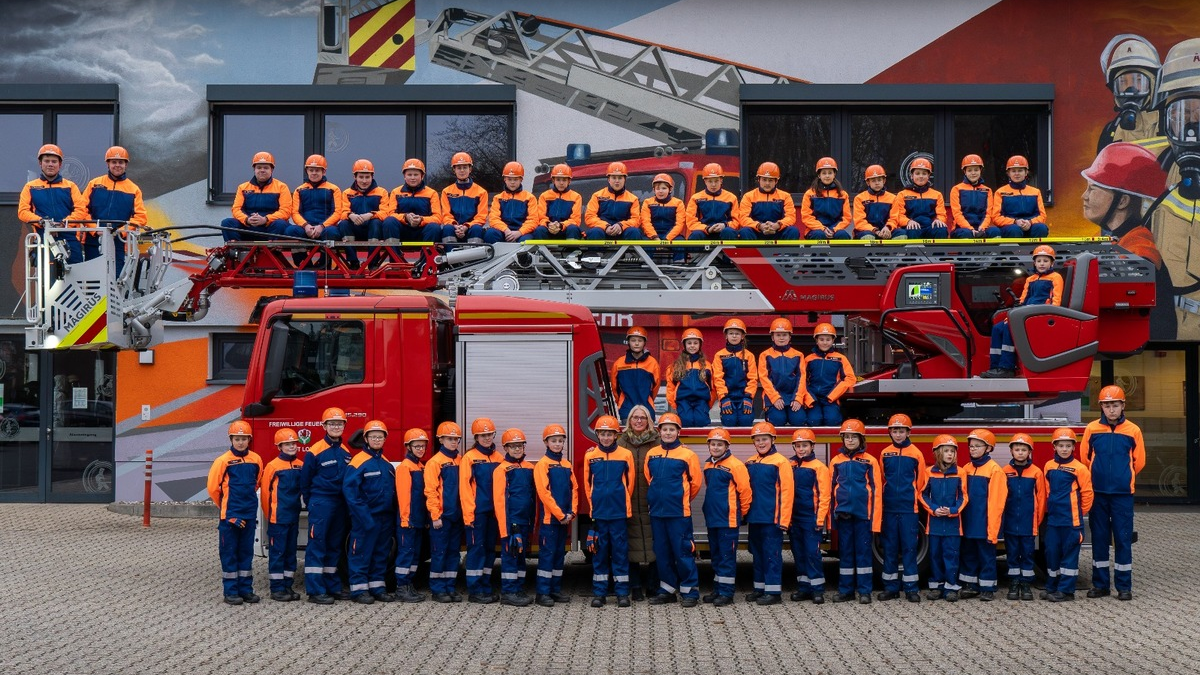 FW-Lohmar: Übergabe neuer Helme an die Jugendfeuerwehr - Foto: presseportal.de