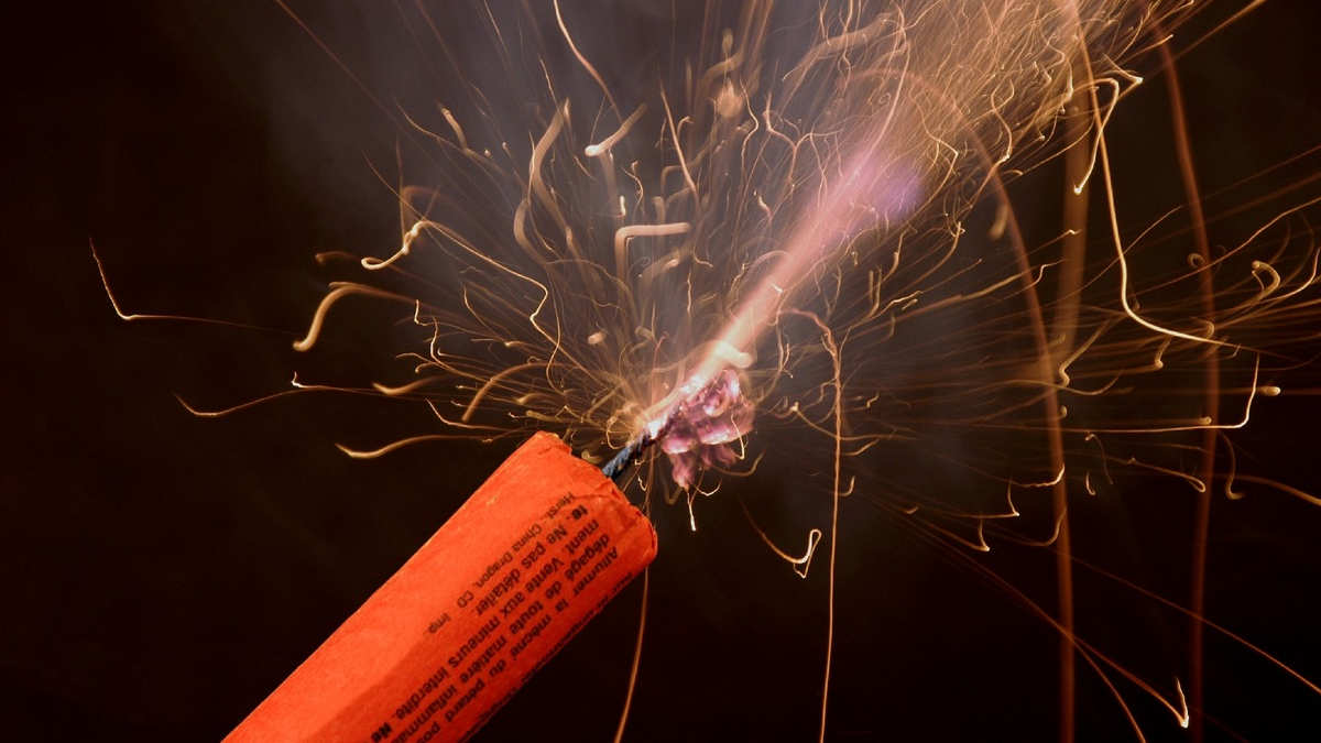 HZA-SW: Hauptzollamt Schweinfurt warnt vor Gefahren bei Silvesterfeuerwerk - Schon beim Kauf auf Sicherheit achten - Foto: presseportal.de