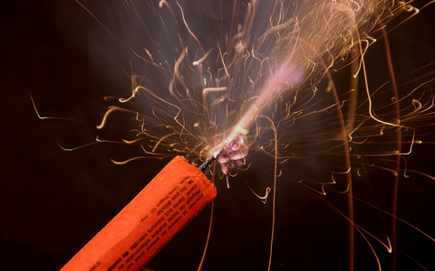 HZA-SW: Hauptzollamt Schweinfurt warnt vor Gefahren bei Silvesterfeuerwerk - Schon beim Kauf auf Sicherheit achten - Foto: presseportal.de