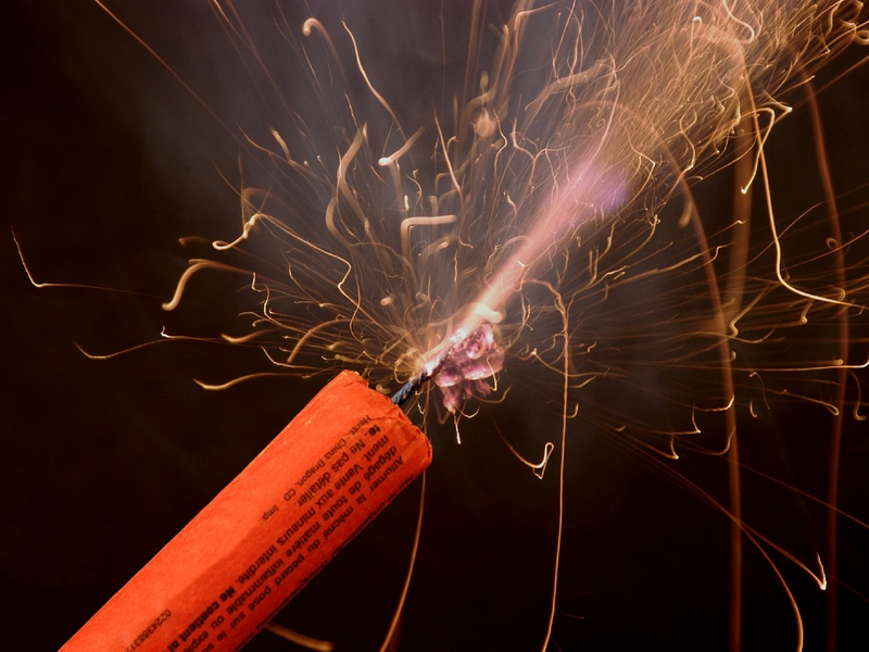 HZA-SW: Hauptzollamt Schweinfurt warnt vor Gefahren bei Silvesterfeuerwerk - Schon beim Kauf auf Sicherheit achten - Foto: presseportal.de
