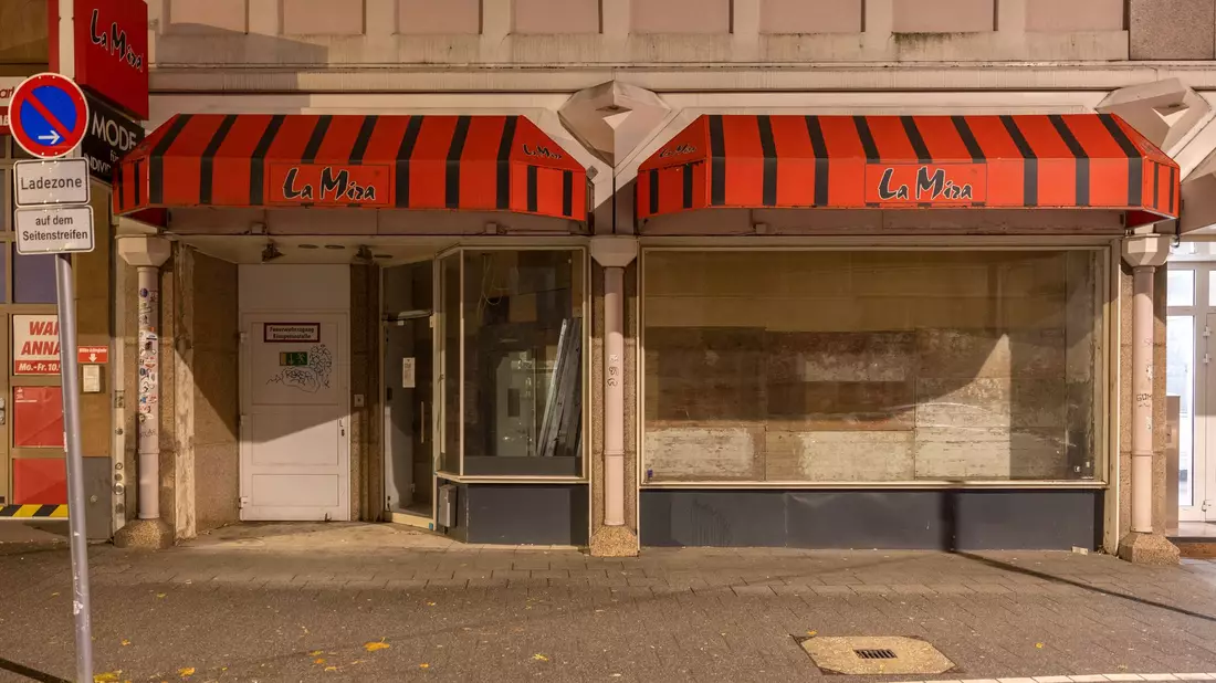Ein aufgegebenes Geschäft in der Kölner Innenstadt. Der Einzelhandel zählt laut Ifo-Institut zu den Branchen, die besonders pessimistisch auf das kommende Jahr blicken. - Bild: Thomas Banneyer/dpa
