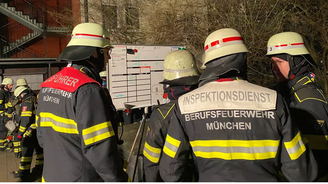 FW-M: Kellerabteile in Flammen (Perlach) - Bild: presseportal.de