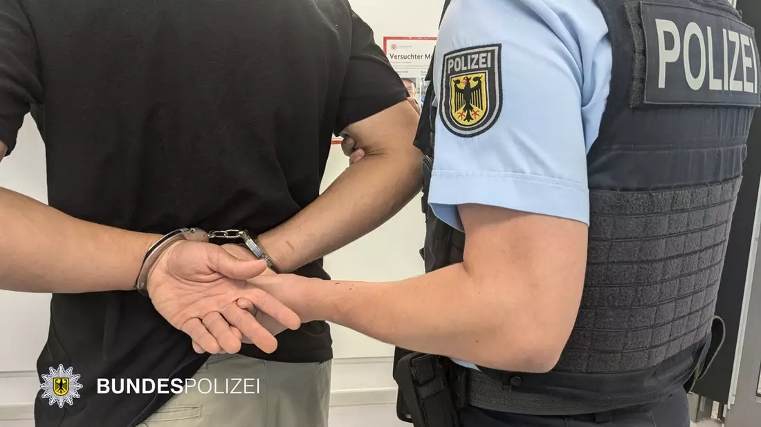 Bundespolizeidirektion München: Streit eskaliert / Mann versucht Rollstuhlfahrer Treppe hinunterzustoßen - Bild: presseportal.de