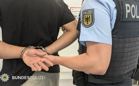 Bundespolizeidirektion MĂŒnchen: Streit eskaliert / Mann versucht Rollstuhlfahrer Treppe hinunterzustoĂen - Foto: presseportal.de Bundespolizeidirektion MĂŒnchen: Streit eskaliert / Mann versucht Rollstuhlfahrer Treppe hinunterzustoĂen - Foto: presseportal.de