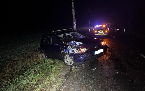 POL-CUX: Alkoholisierter Unfallverursacher ohne Fahrerlaubnis flüchtet vom Unfallort, leistet bei der Blutentnahme Widerstand und beleidigt die Einsatzkräfte (Foto im Anhang) - Foto: presseportal.de